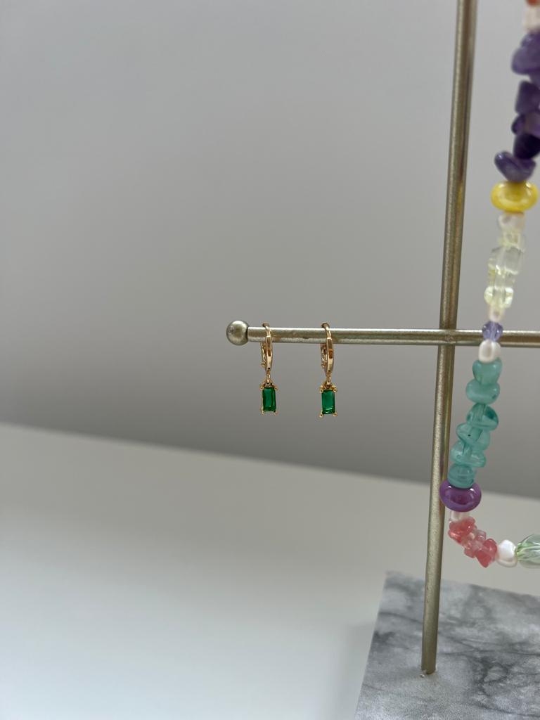Pendientes de acero bañado en oro 18K con cristal verde. Los LEA son perfectos para looks discretos, de compras, en el trabajo.