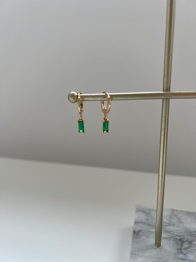 Pendientes de acero bañado en oro 18K con cristal verde. Los LEA son perfectos para looks discretos, de compras, en el trabajo.