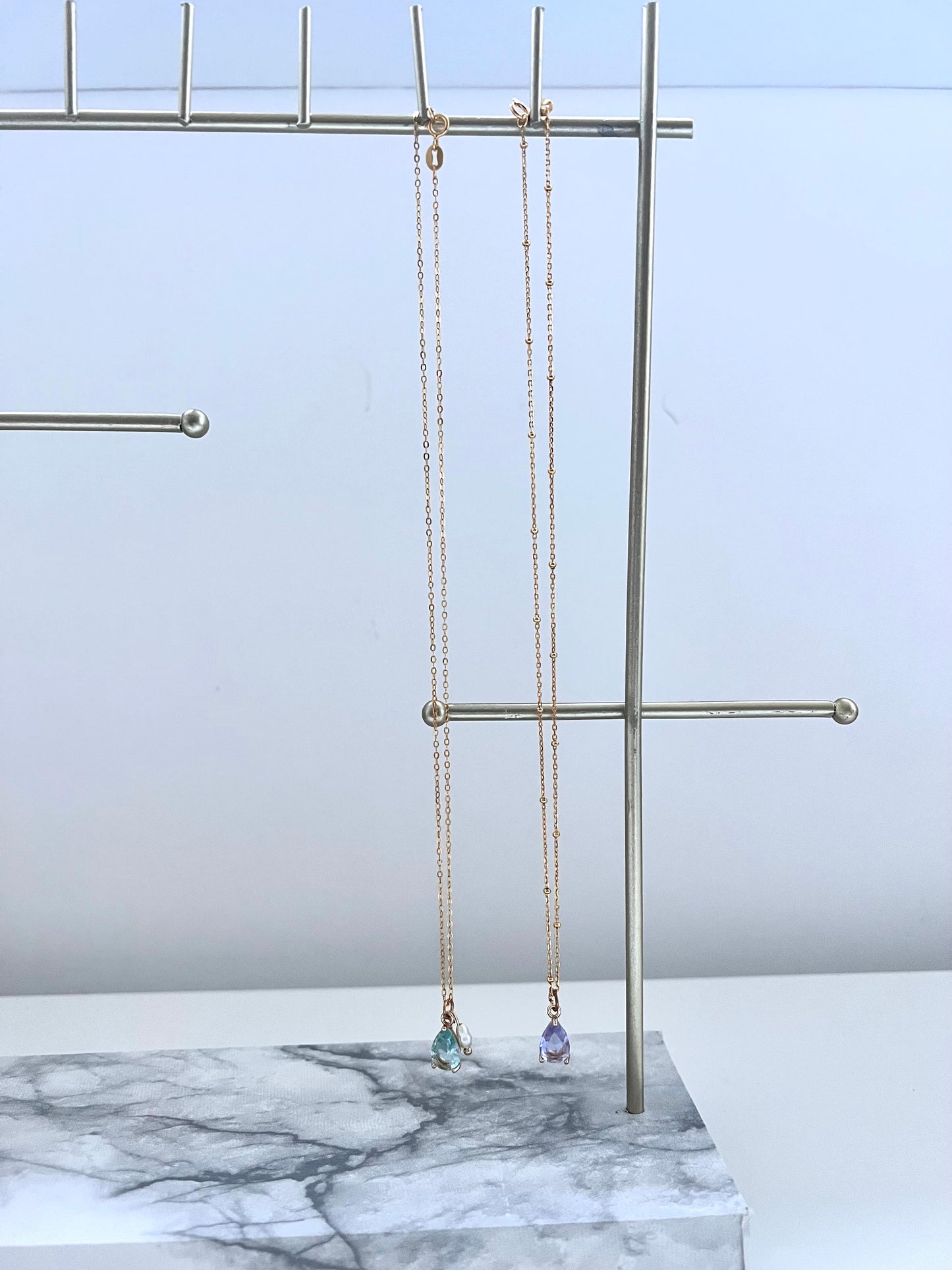 El colgante es de Plata de Ley 925 y lleva un baño de oro de 18K con cristal azul y perla.