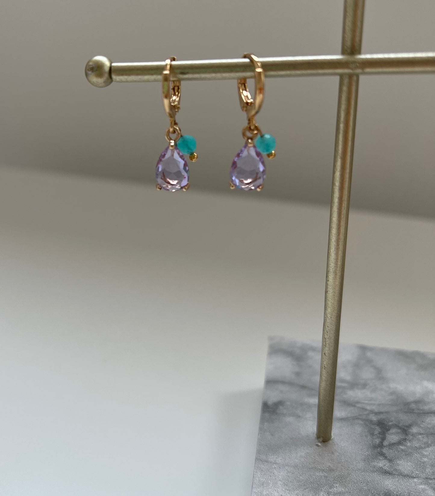 Aro mini de acero bañado en oro 18K, cristal lila o rosa y turquesita