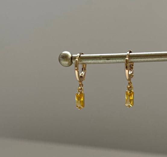 Pendientes de acero bañado en oro 18K con cristal amarillo. Los LEA son perfectos para looks discretos, en el trabajo, cine, con amigas…