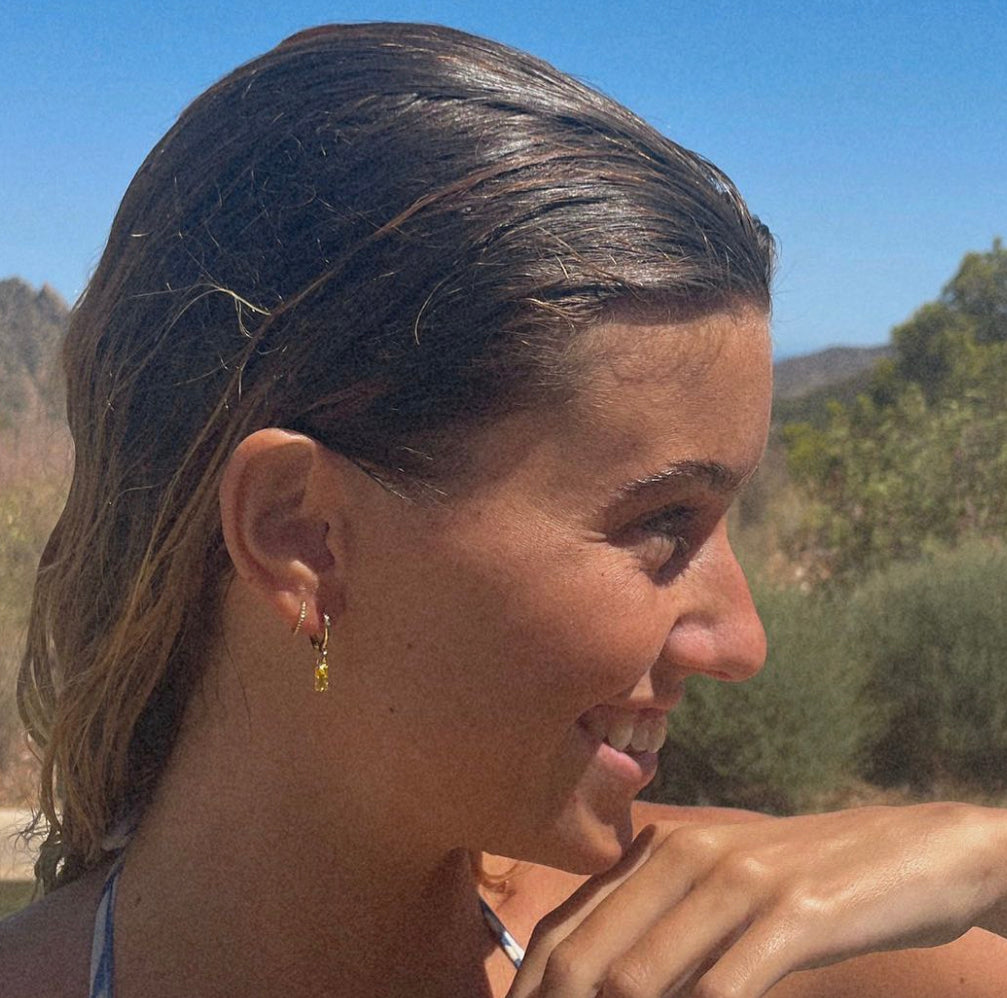 Pendientes de acero bañado en oro 18K con cristal amarillo. Los LEA son perfectos para looks discretos, en el trabajo, cine, con amigas…
