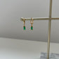 Pendientes de acero bañado en oro 18K con cristal verde. Los LEA son perfectos para looks discretos, de compras, en el trabajo. 